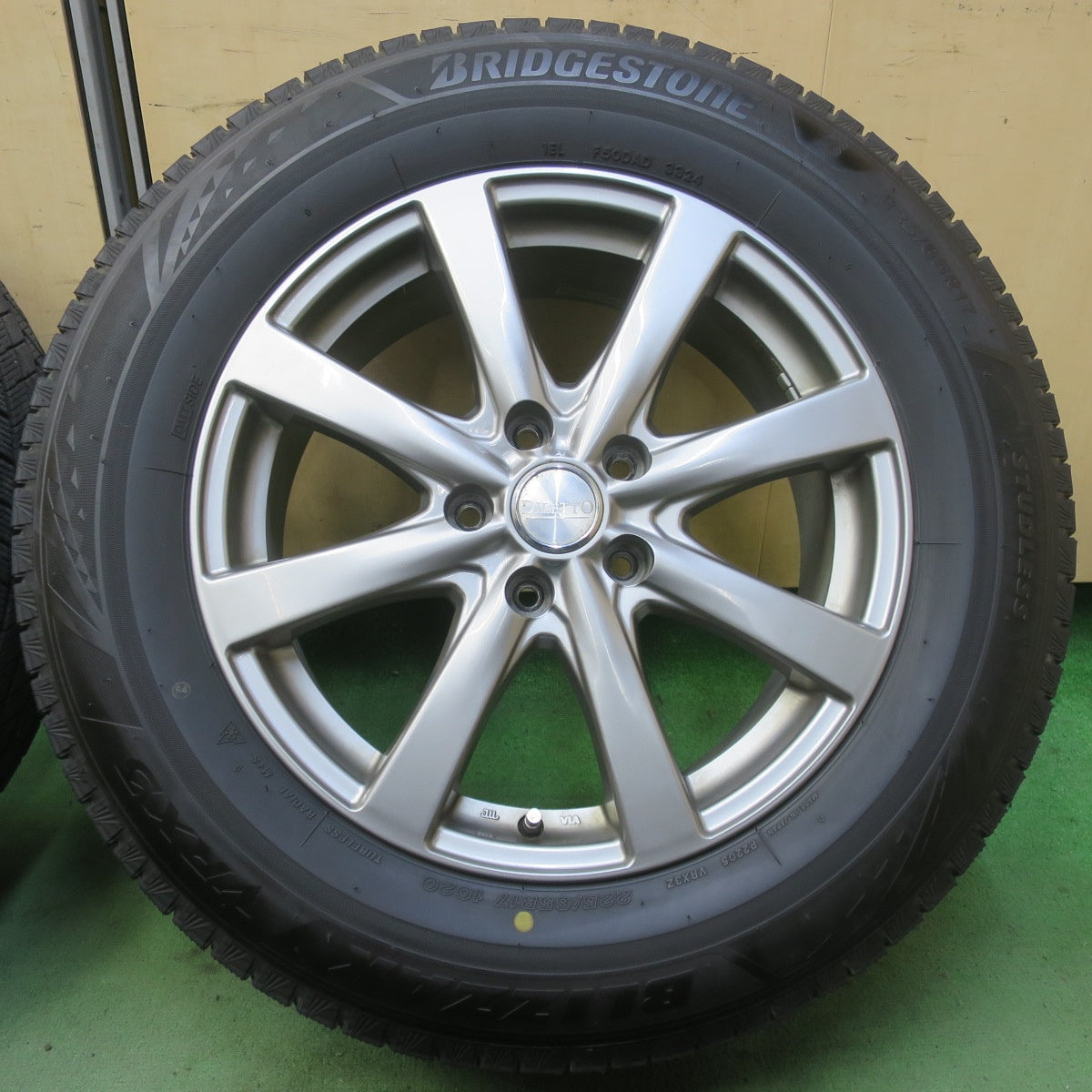 バリ溝！24年！9分◎スタッドレス 225/65R17 ブリヂストン ブリザック VRX3 DILETTO ディレット 17インチ PCD114.3/5H◎6092907イス