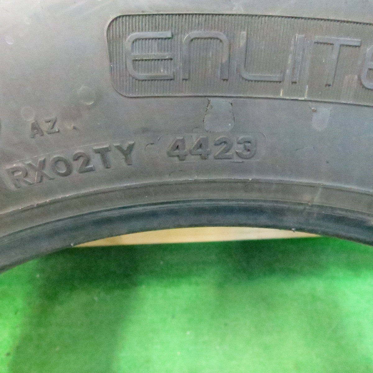 *送料無料* バリ溝！23年！9.5分★トラック タイヤ 245/70R19.5 136/134J スタッドレス ブリヂストン W999 19.5インチ★4050411ナス