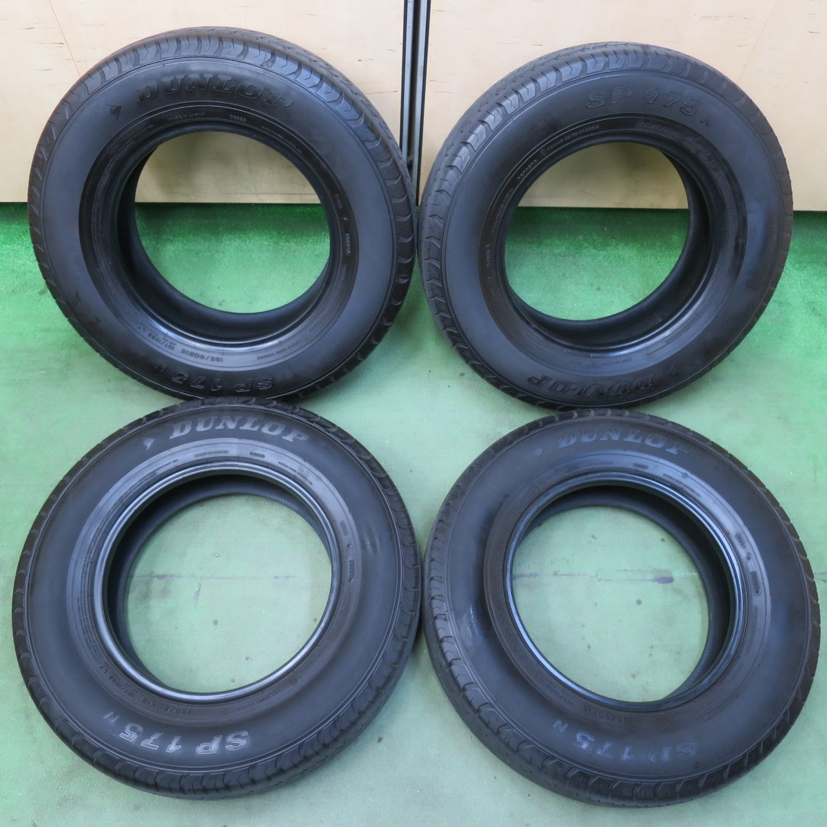 バリ溝！25年！9.5分★195/80R15 107/105S ダンロップ SP175N タイヤ 15インチ ハイエース キャラバン 等★5112212イノタ