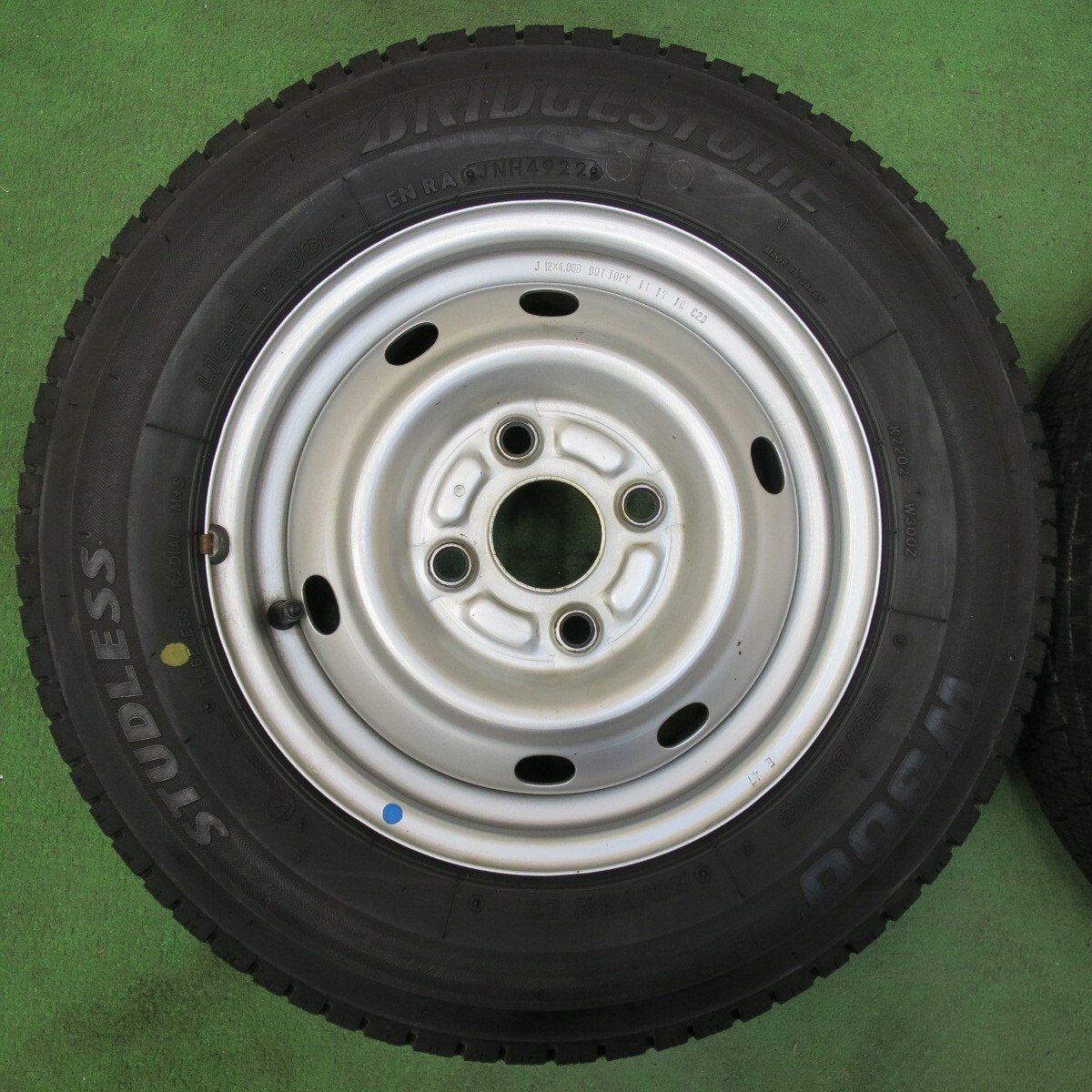 バリ溝！22年！9分★スタッドレス 145/80R12 80/78N ブリヂストン W300 TOPY スチール 12インチ PCD100/4H★5011811イス