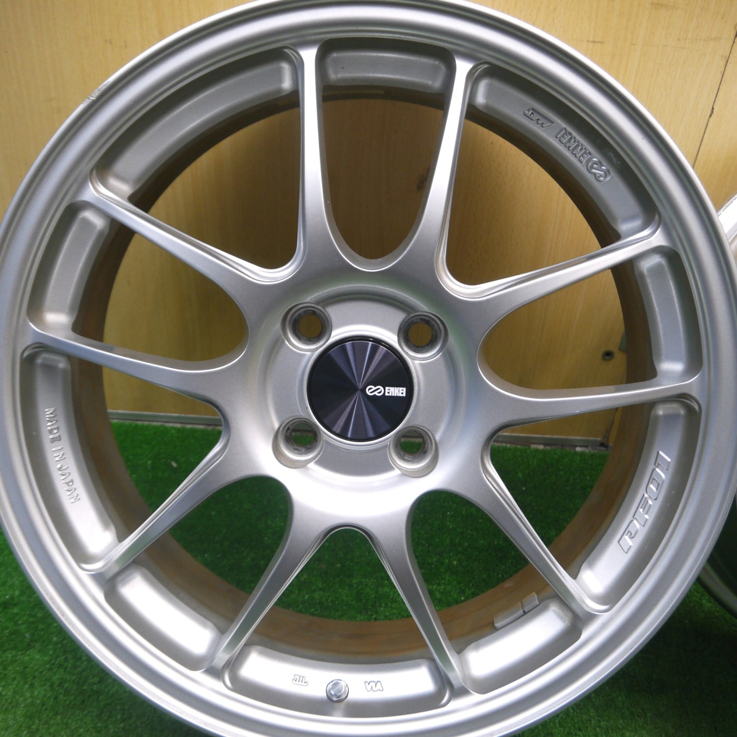 [送料無料] キレイ★ENKEI PF01 エンケイ 17インチ ホイール 17×6.5J PCD100/4H★5021410Hホ