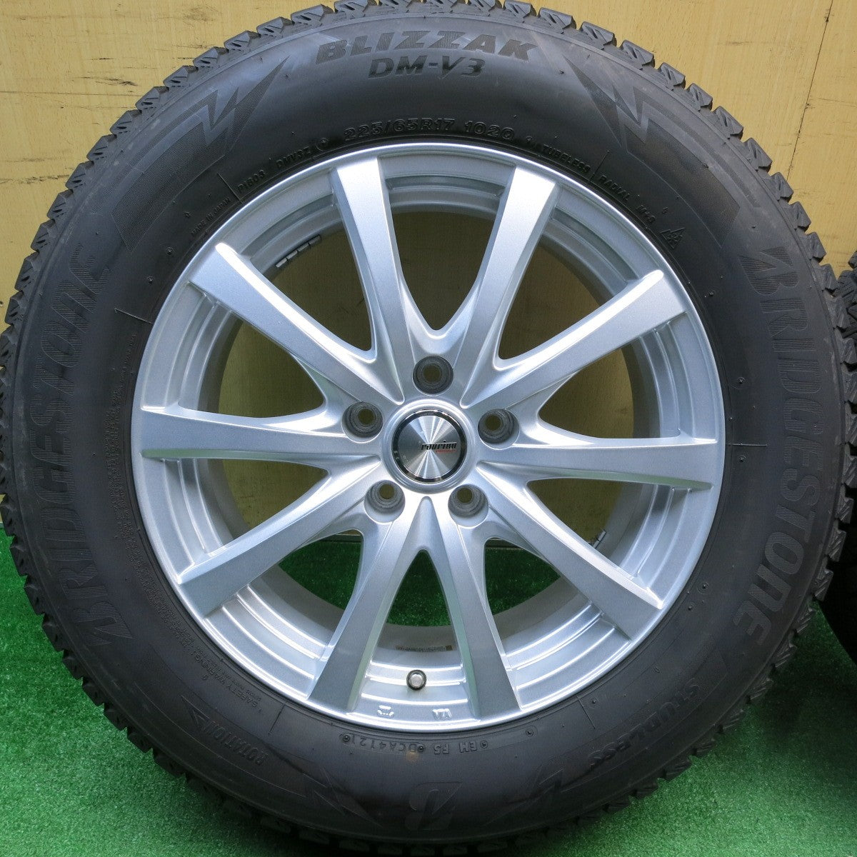 バリ溝！キレイ！9.5分★スタッドレス 225/65R17 ブリヂストン ブリザック DM-V3 ravrion RS01 ラブリオン 17インチ PCD114.3/5H★6010203HAス