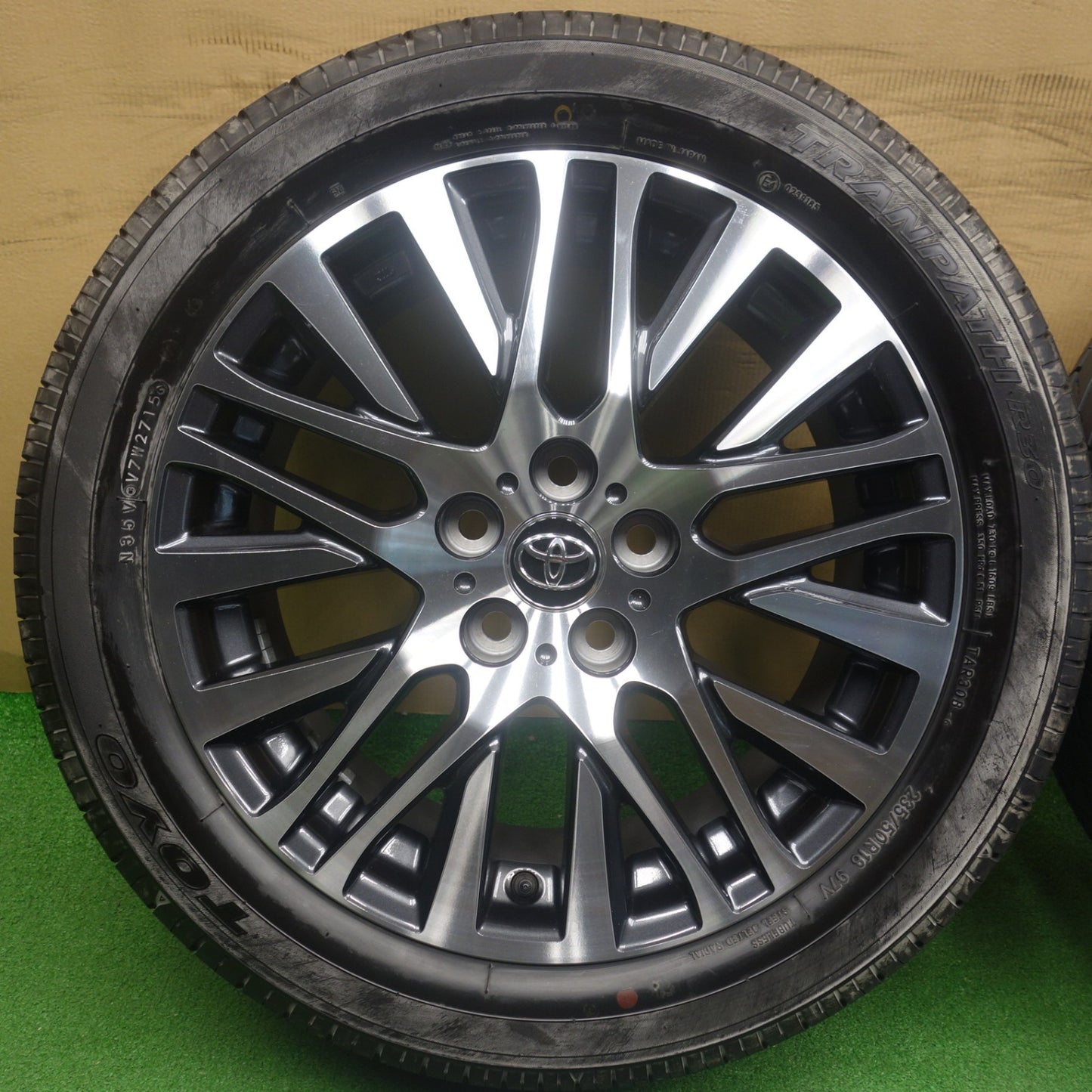 バリ溝！9.5分★トヨタ 30系 ヴェルファイア アルファード 純正 235/50R18 トーヨー トランパス R30 18インチ PCD114.3/5H★6052304KTノ