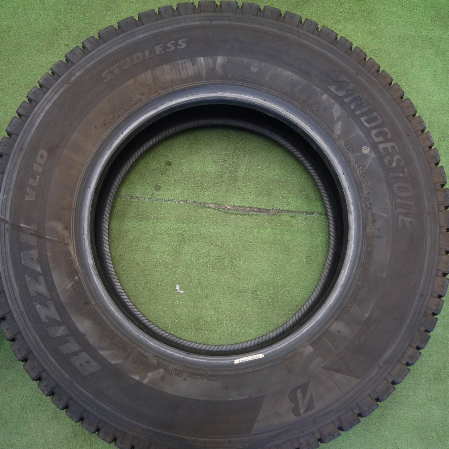 バリ溝！23年！9.5分★スタッドレス 195/80R15 107/105N ブリヂストン ブリザック VL10 タイヤ 15インチ ハイエース キャラバン 等★6070306Hスタ