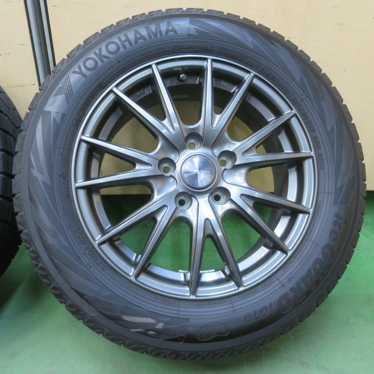 キレイ★スタッドレス 215/60R16 ヨコハマ アイスガード iG70 VELVA SPORT ヴェルヴァ スポーツ 16インチ PCD114.3/5H★6040711イス