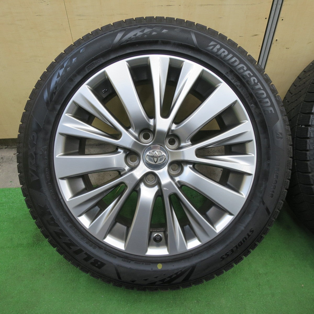 バリ溝！22年！9分★トヨタ 20系 アルファード ヴェルファイア 純正 235/50R18 スタッドレス ブリヂストン ブリザック VRX3 18インチ PCD114.3/5H★5112206TTス