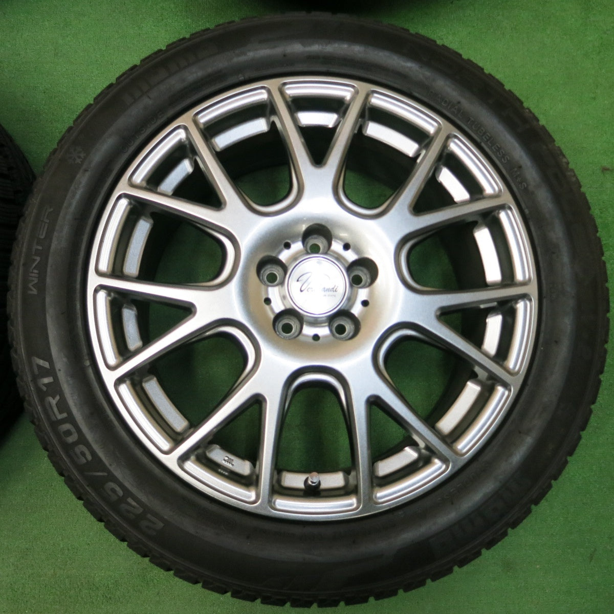 *送料無料* バリ溝！キレイ！8.5分★レガシィ等 225/50R17 スタッドレス モモ NORTHPOLE W-2 Verthandi ヴェルザンディ PCD100/5H★4032707イス