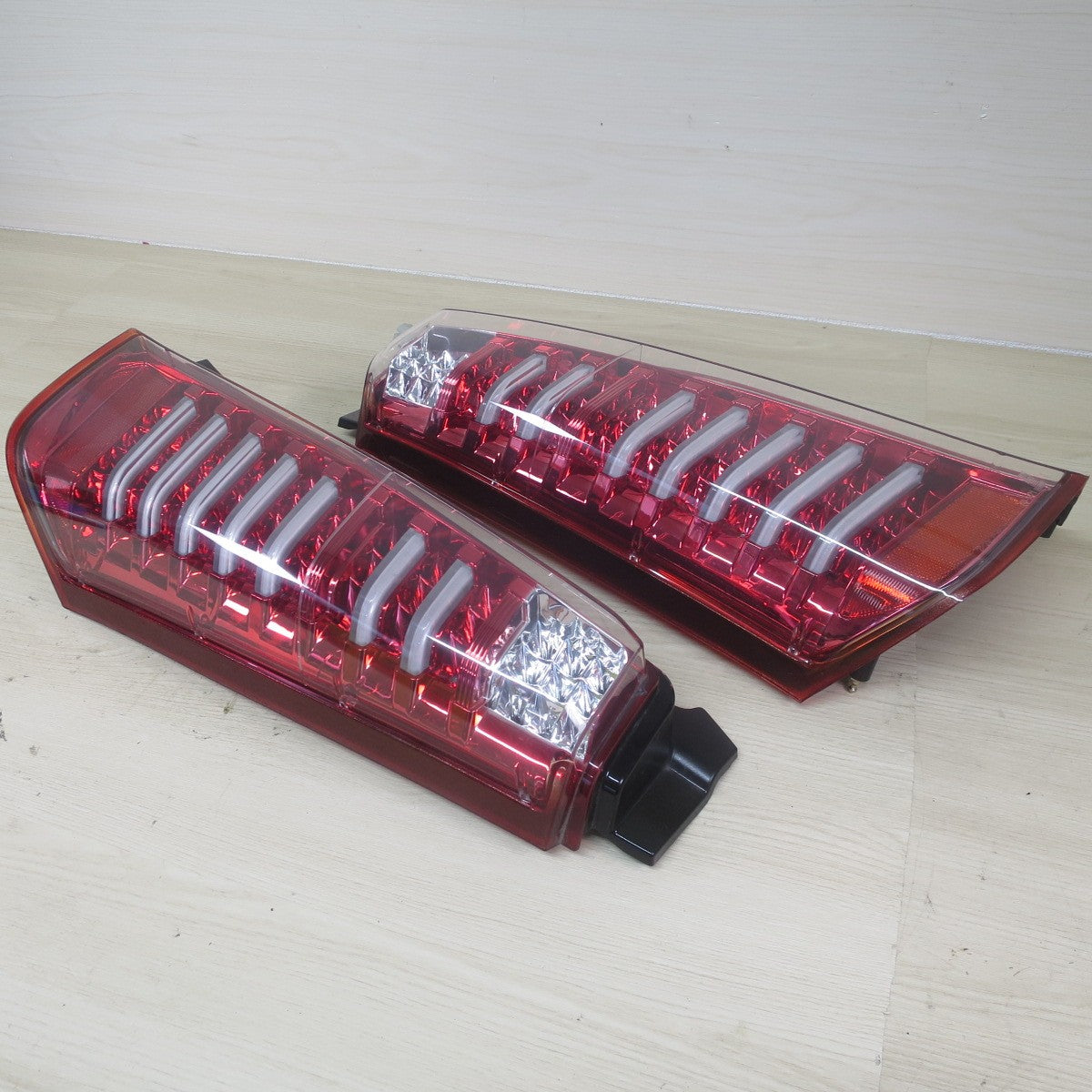左右セット！キレイ♪スズキ MH44S ワゴンR Valenti ヴァレンティ テールライト 60-1421 C 60-1421 B テールランプ 照明 カー パーツ♪