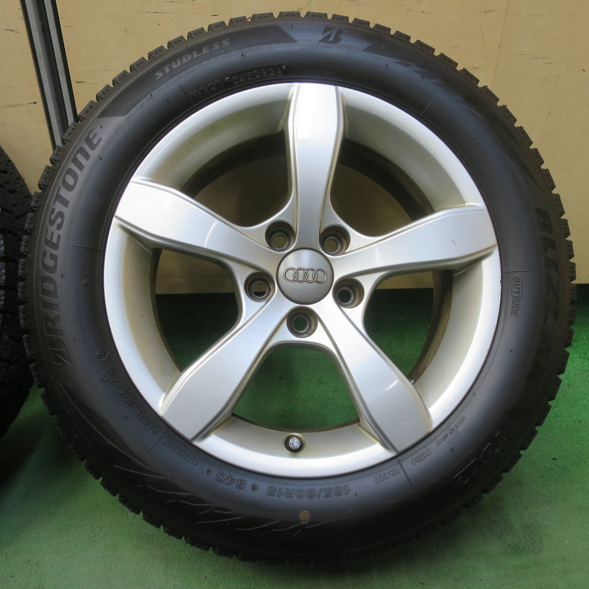 ほぼ未使用！24年★アウディ A1 8X 純正 185/60R15 スタッドレス ブリヂストン ブリザック VRX2 15インチ PCD100/5H★6051302イス