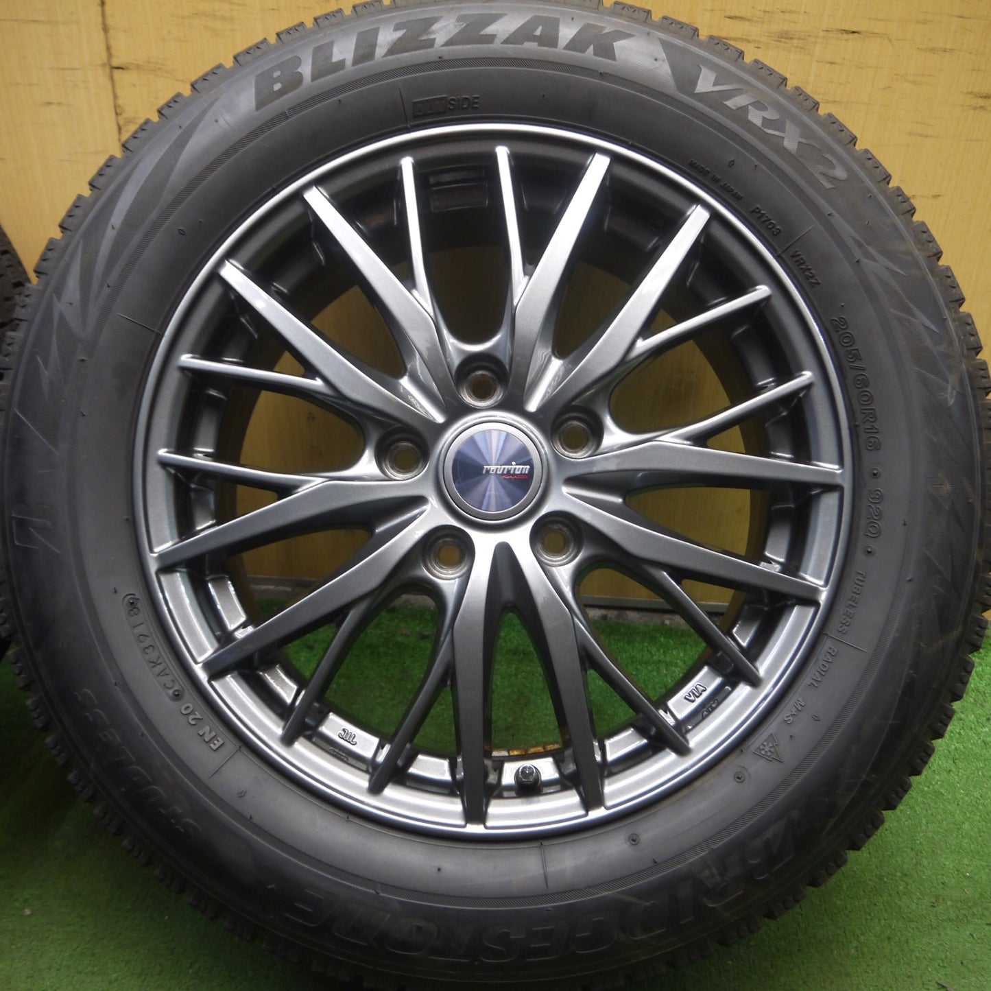 *送料無料* バリ溝！キレイ！9分★スタッドレス 205/60R16 ブリヂストン ブリザック VRX2 ravrion RM01 ラブリオン 16インチ PCD114.3/5H★4032511Hス