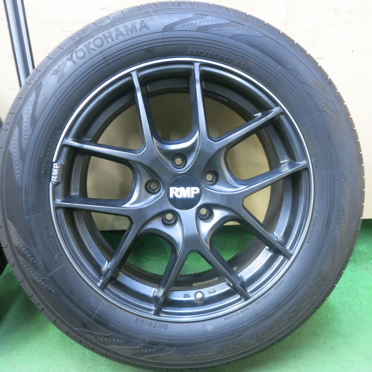 バリ溝！24年！キレイ！9.5分★RMP 025F 225/60R17 ヨコハマ BluEarth-RV RV03 ブルーアース 17インチ PCD114.3/5H★5100603SKノ