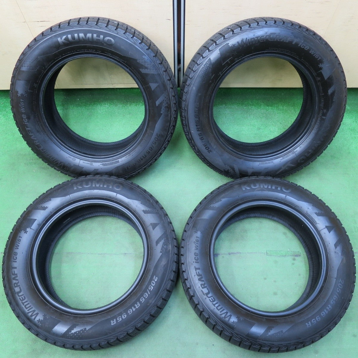 バリ溝！22年！9.5分以上★スタッドレス 205/65R16 クムホ ウィンタークラフト アイス Wi61 タイヤ 16インチ ヤリスクロス セレナ ティアナ 等★5032011イスタ