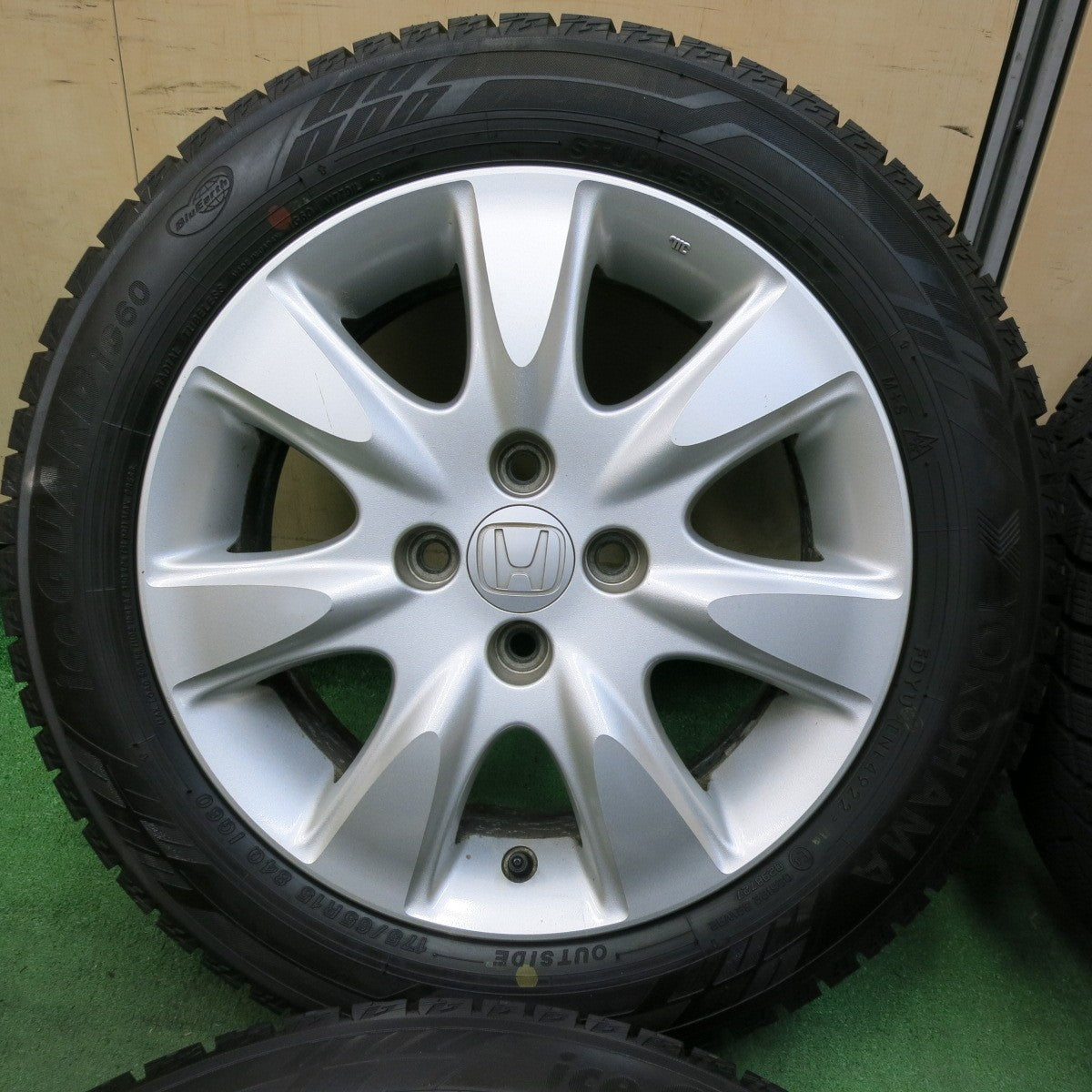 バリ溝！9.5分☆スタッドレス 195⁄80R15 107⁄105L ダンロップ
