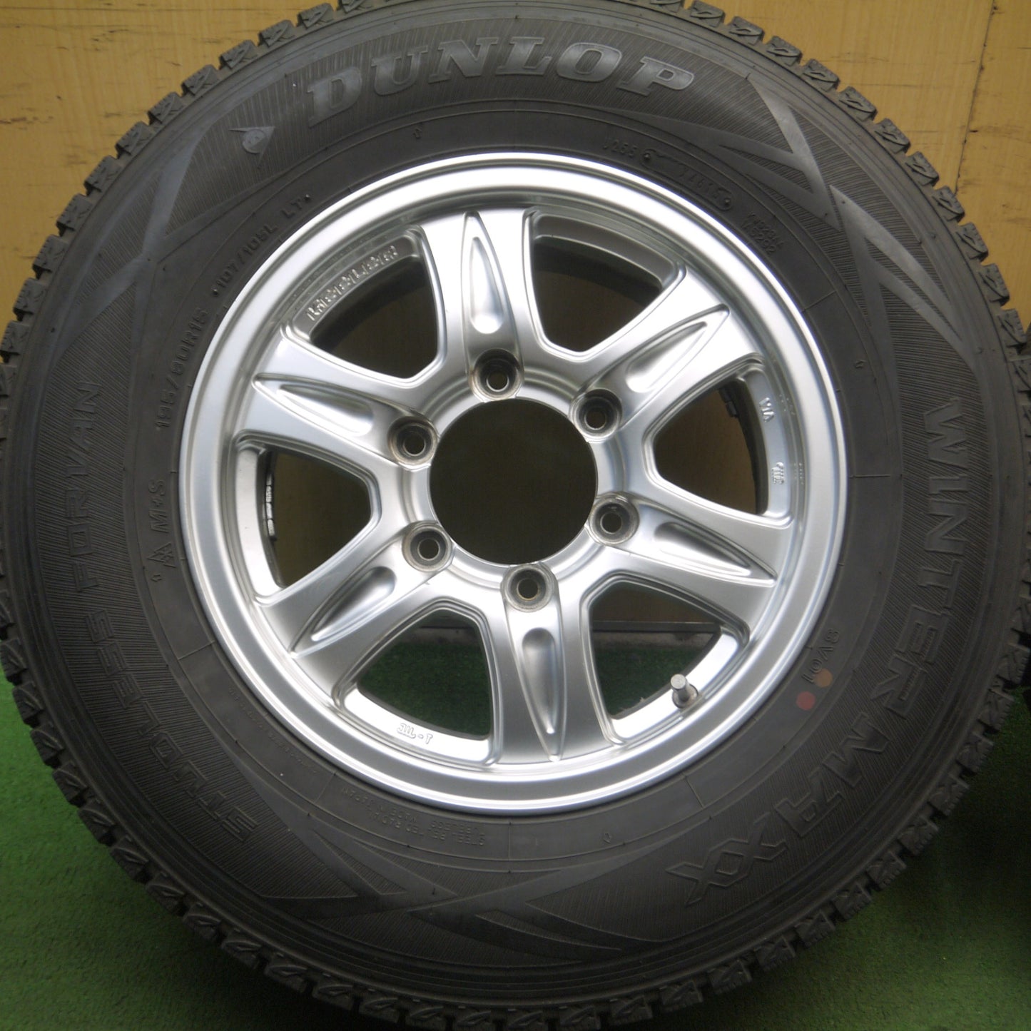 *送料無料* バリ溝！キレイ！9.5分★スタッドレス 195/80R15 ダンロップ ウインターマックス SV01 KEELER weds キーラー 15インチ PCD139.7/6H★4062105Hス