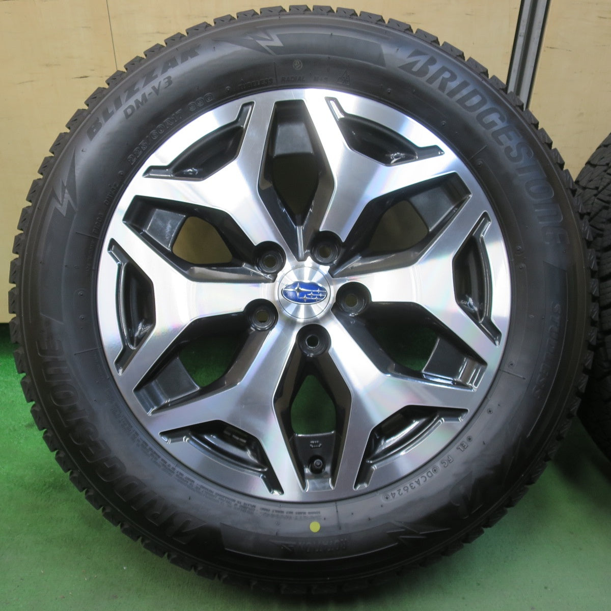 バリ溝！24年！キレイ！9.5分以上★スバル SK フォレスター 純正 225/60R17 スタッドレス ブリヂストン ブリザック DM-V3 17インチ PCD114.3/5H★5110706イス