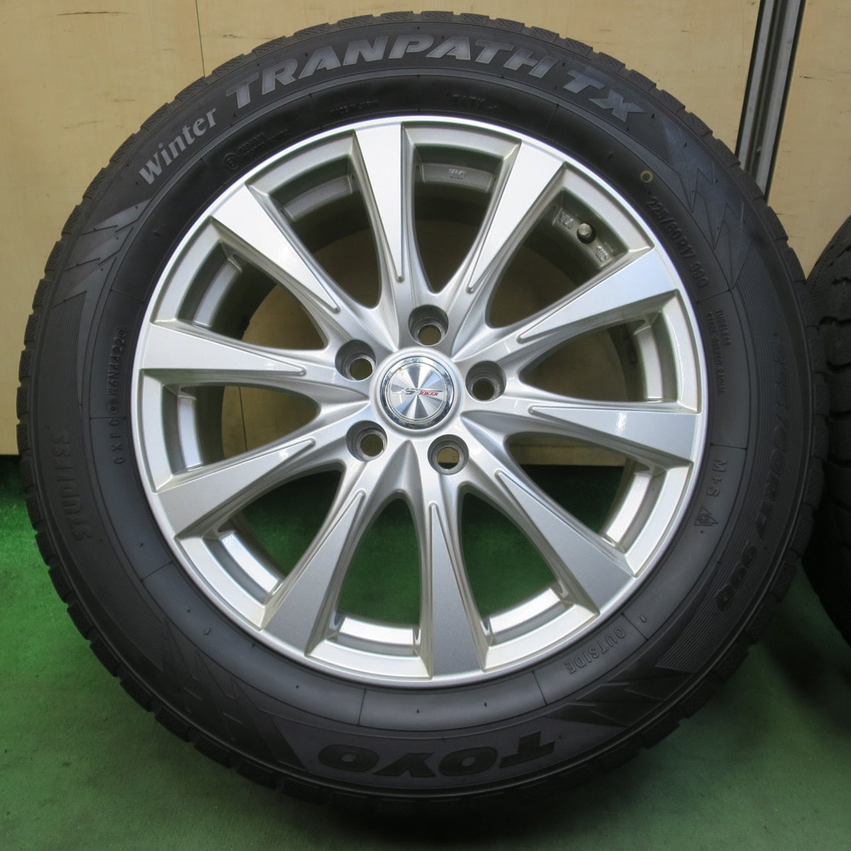 バリ溝！22年！9分★スタッドレス 225/60R17 トーヨー ウインター トランパス TX JOKER ジョーカー 17インチ PCD114.3/5H★6050519イス