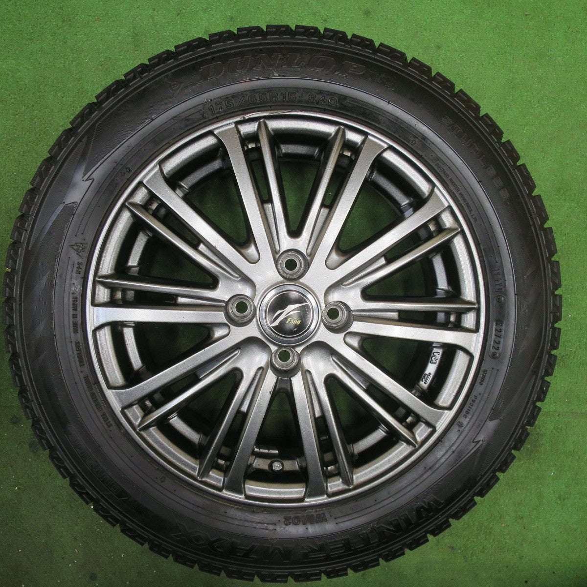 バリ溝！22年！キレイ！9.5分★スタッドレス 175/65R15 ダンロップ ウインターマックス WM02 Fang ファング 15インチ PCD100/4H★5112507TTス