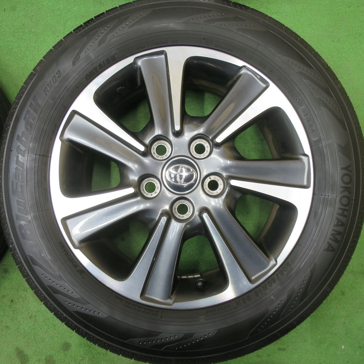 バリ溝！24年！キレイ！9.5分★トヨタ 80系 ノア ヴォクシー 純正 205/60R16 ヨコハマ BluEarth-RV RV03 16インチ PCD114.3/5H★5051703TTノ