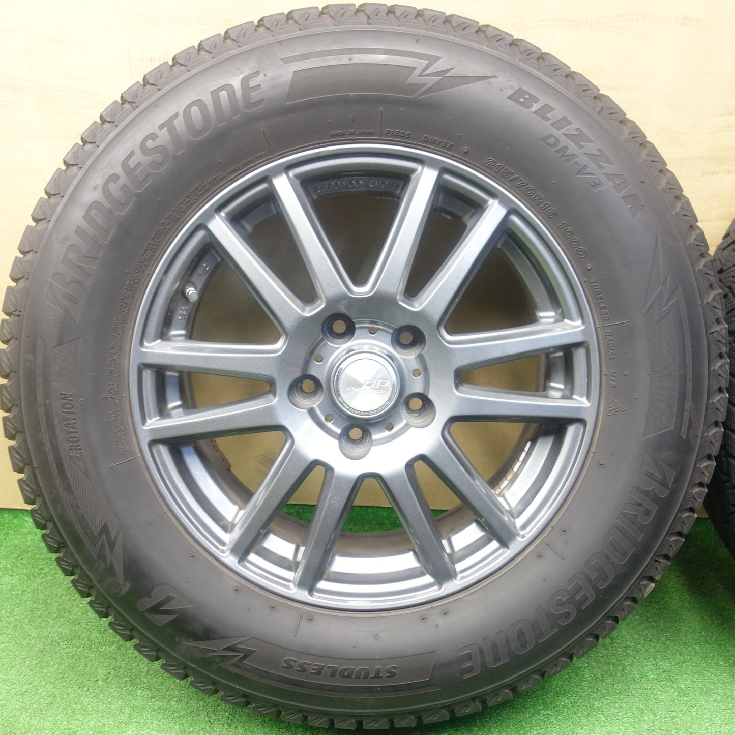 バリ溝！キレイ！8.5分★スタッドレス 215/70R16 ブリヂストン ブリザック DM-V3 dp devotion デボーション 16インチ PCD114.3/5H★6011504KTス