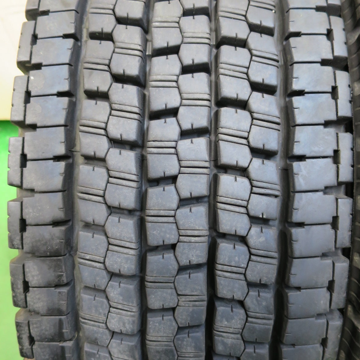 [送料無料] バリ溝！22年！9.5分★トラック タイヤ 245/70R19.5 136/134J スタッドレス ブリヂストン W999 19.5インチ★4102002イスタ
