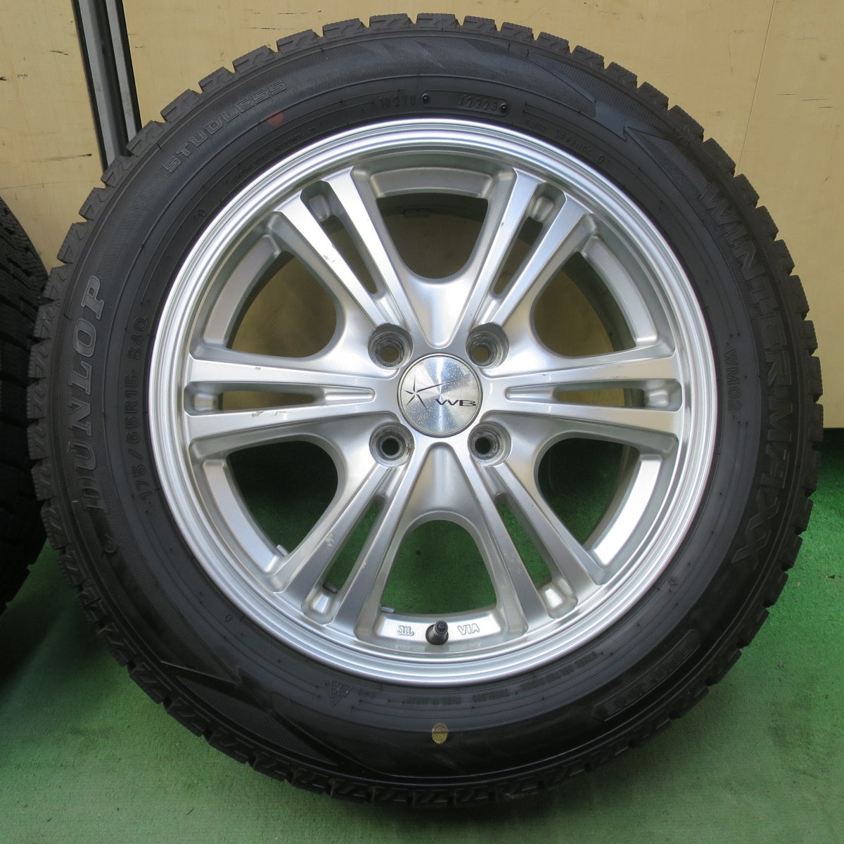 バリ溝！23年！ほぼ10分★スタッドレス 175/65R15 ダンロップ ウインターマックス WM02 WB 社外 アルミ 15インチ PCD100/4H★6052604イス