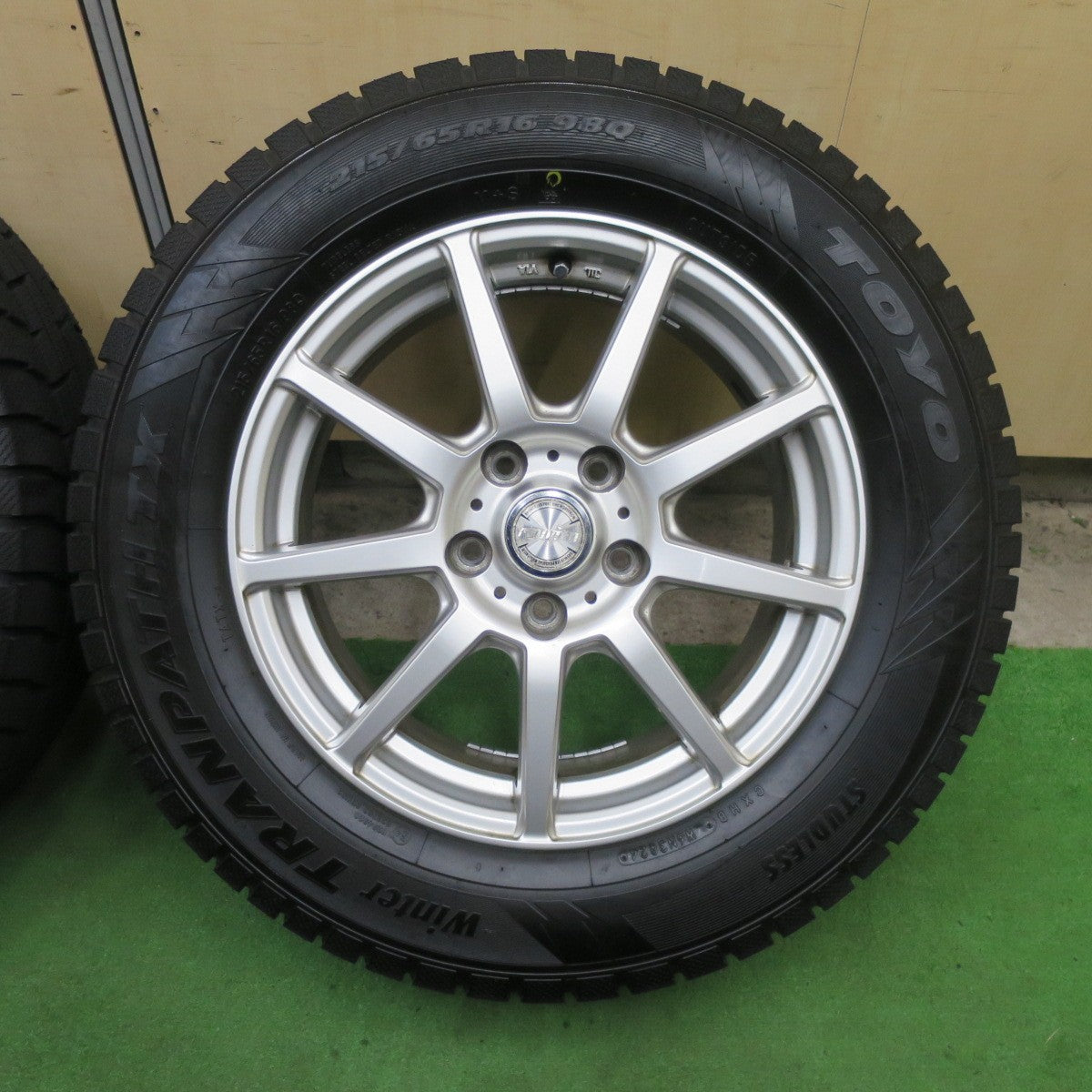 ほぼ未使用！24年！キレイ★スタッドレス 215/65R16 トーヨー ウインター トランパス TX ravrion ラブリオン 16インチ PCD114.3/5H★6022404TTス