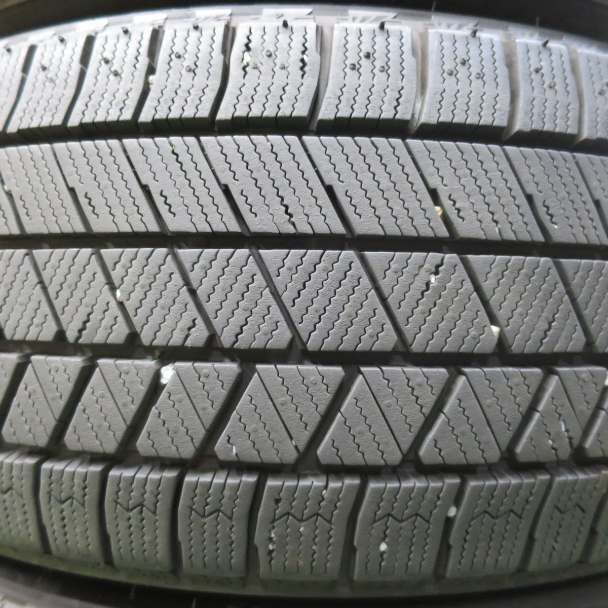 [送料無料] バリ溝！23年！9.5分以上★スタッドレス 225/40R18 ブリヂストン ブリザック VRX3 タイヤ 18インチ インプレッサ レガシィ 等★5030609イスタ