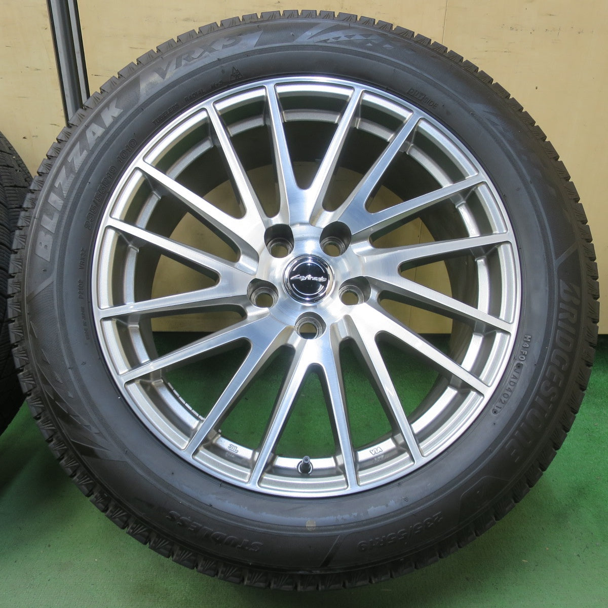 バリ溝！キレイ！9.5分★レクサス 等 235/55R19 スタッドレス ブリヂストン ブリザック VRX3 Lefinada レフィナーダ 19インチ PCD120/5H★6042306イス