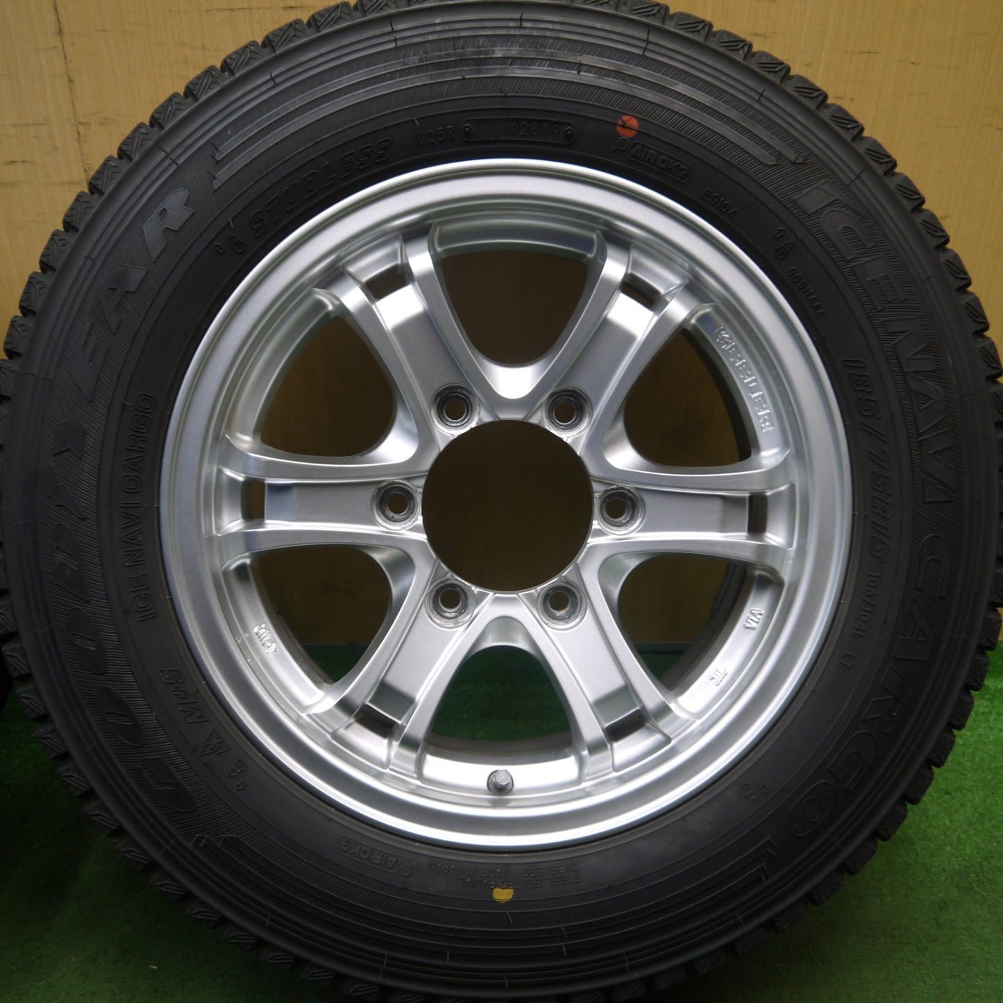 バリ溝！キレイ！9分★KEELER 185/75R15 106/104L スタッドレス グッドイヤー アイスナビ カーゴ キーラー 15インチ PCD139.7/6H★5100703Hス