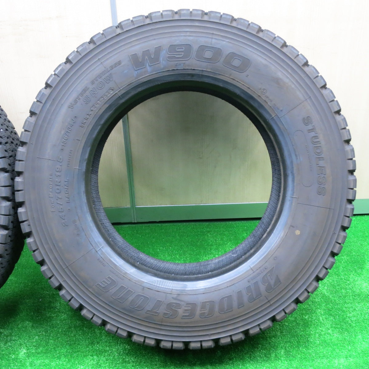 *送料無料* バリ溝！23年！9.5分★トラック タイヤ 245/70R19.5 136/134J スタッドレス ブリヂストン W900 19.5インチ★4072002NJスタ