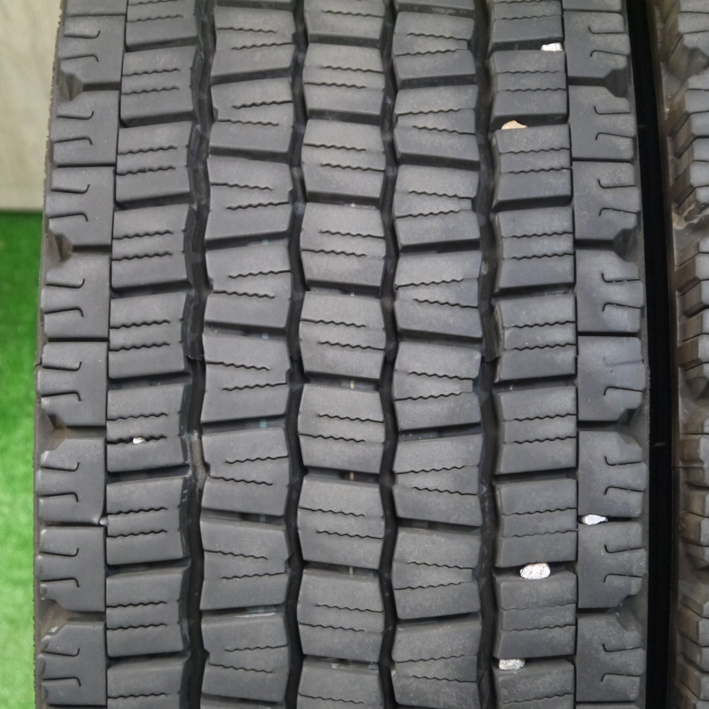 バリ溝！25年！8.5分！2本★トラック タイヤ 245/70R19.5 136/134J スタッドレス ダンロップ デクテス SP081 DECTES 19.5インチ★6052204KKスタ