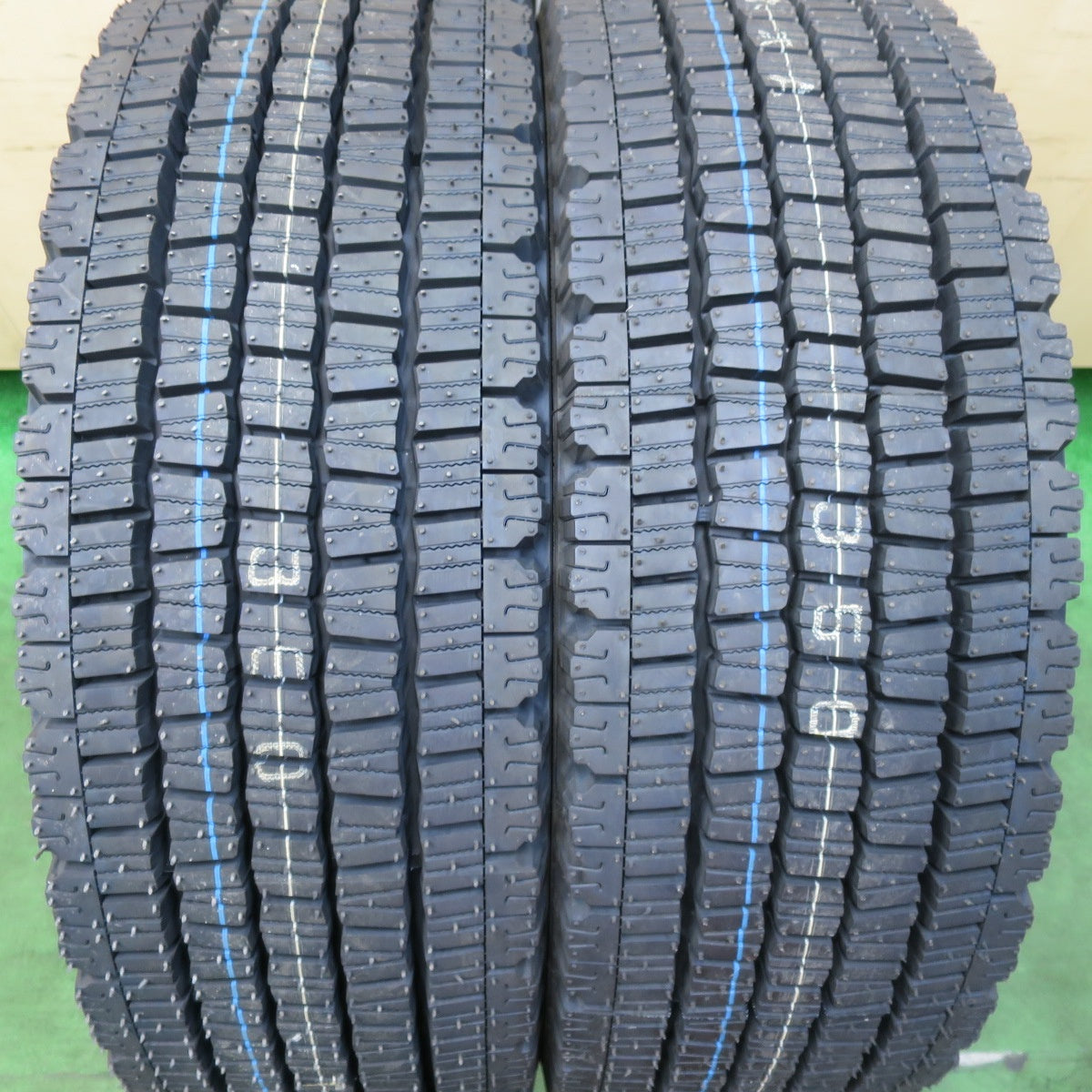 [送料無料] 未使用！24年！2本★トラック タイヤ 245/70R19.5 136/134J スタッドレス ダンロップ デクテス SP081 DECTES 19.5インチ★5012702イスタ