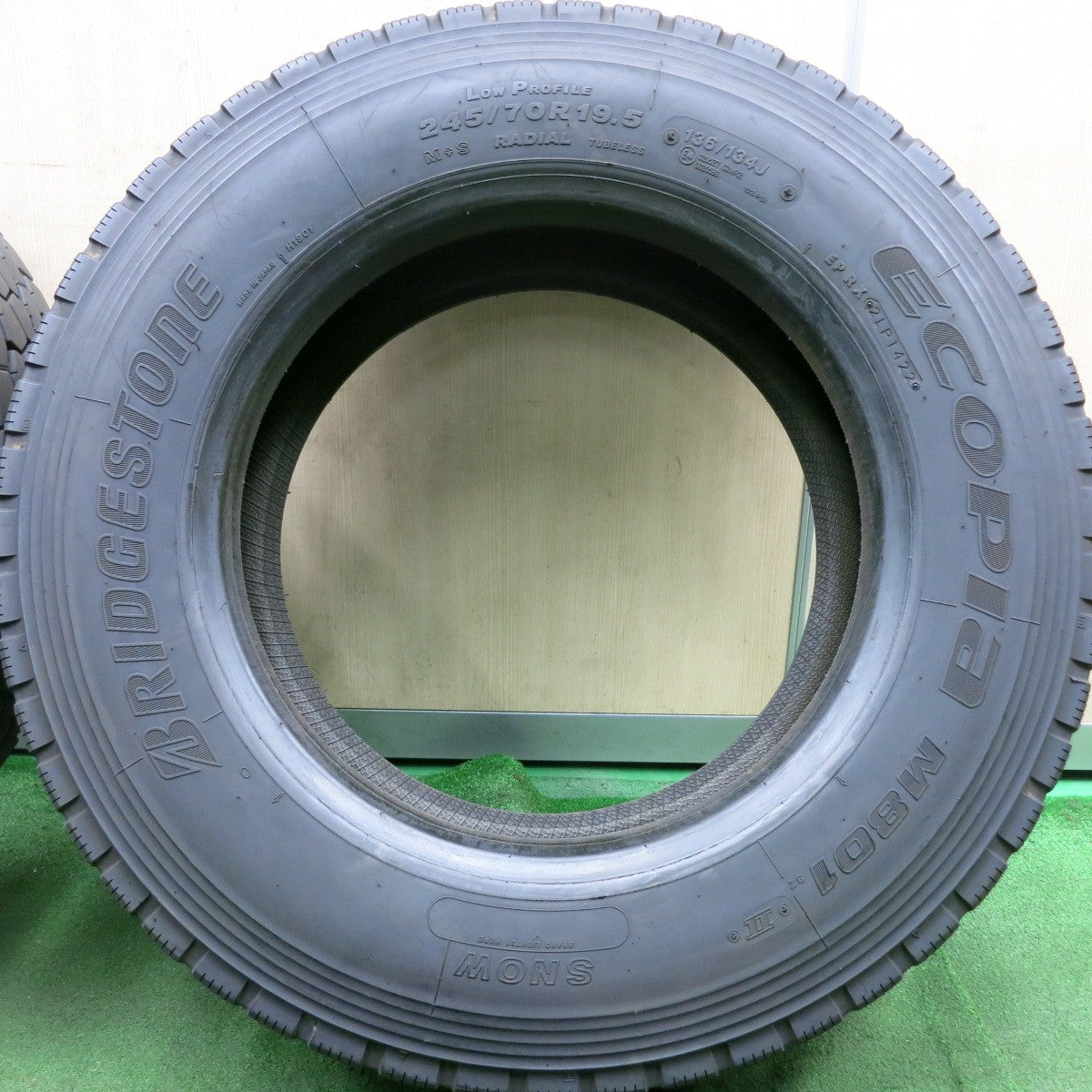 *送料無料* バリ溝！22年！9.5分★トラック タイヤ 245/70R19.5 136/134J ブリヂストン エコピア M801Ⅱ ミックス オールシーズン 19.5インチ★4071009HAノタ