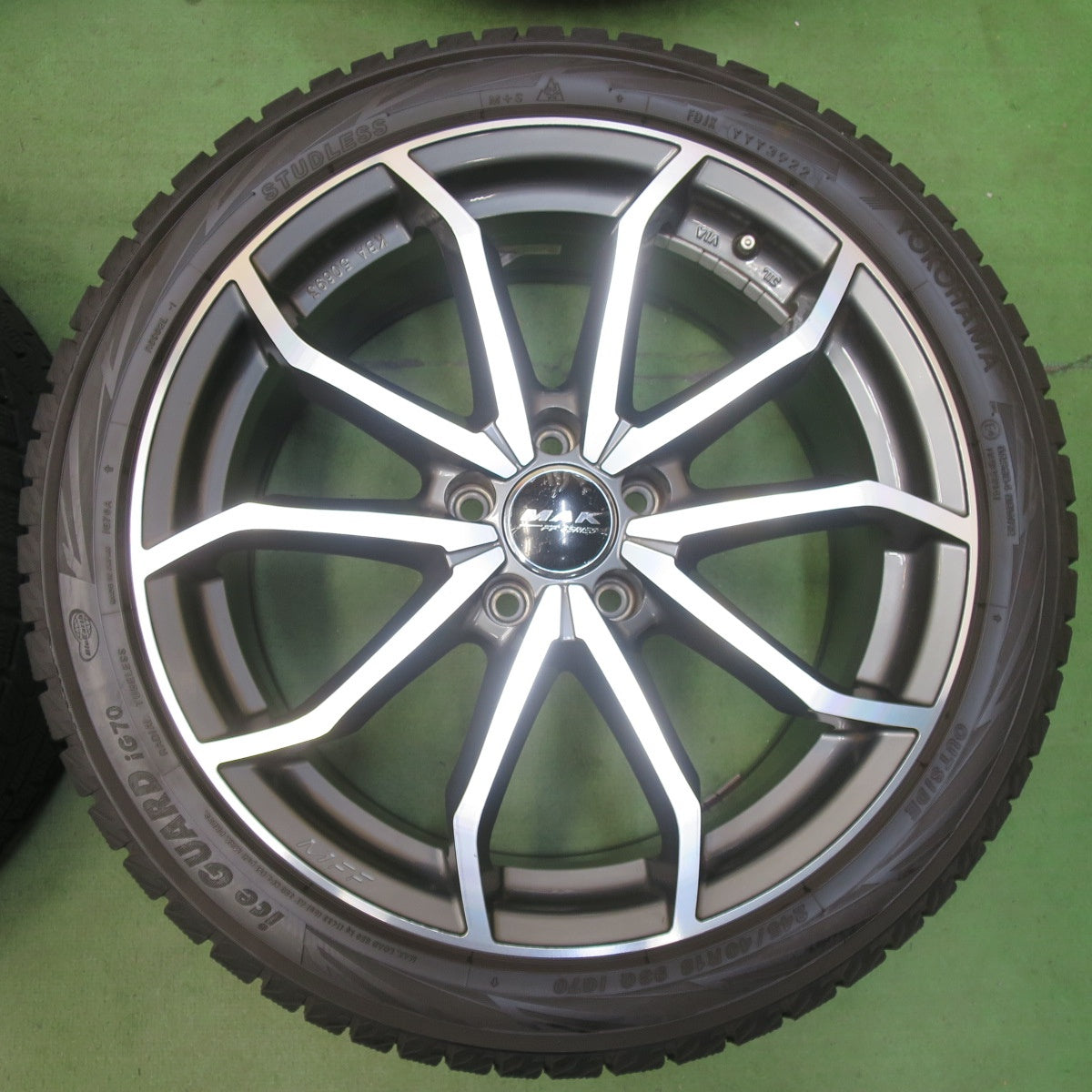 バリ溝！22年！キレイ！9.5分★アウディ A4 等 MAK MFF LOWE FF 245/40R18 スタッドレス ヨコハマ アイスガード iG70 レーヴェ 18インチ PCD112/5H★5123002イス