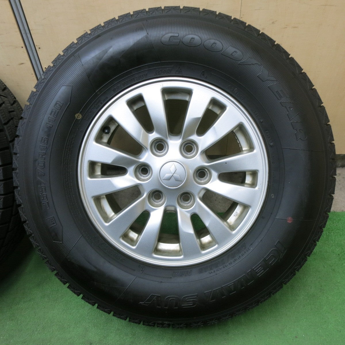 バリ溝！9.5分★三菱 パジェロ 純正 265/70R16 スタッドレス グッドイヤー アイスナビ SUV 16インチ PCD139.7/6H★6012807ナス
