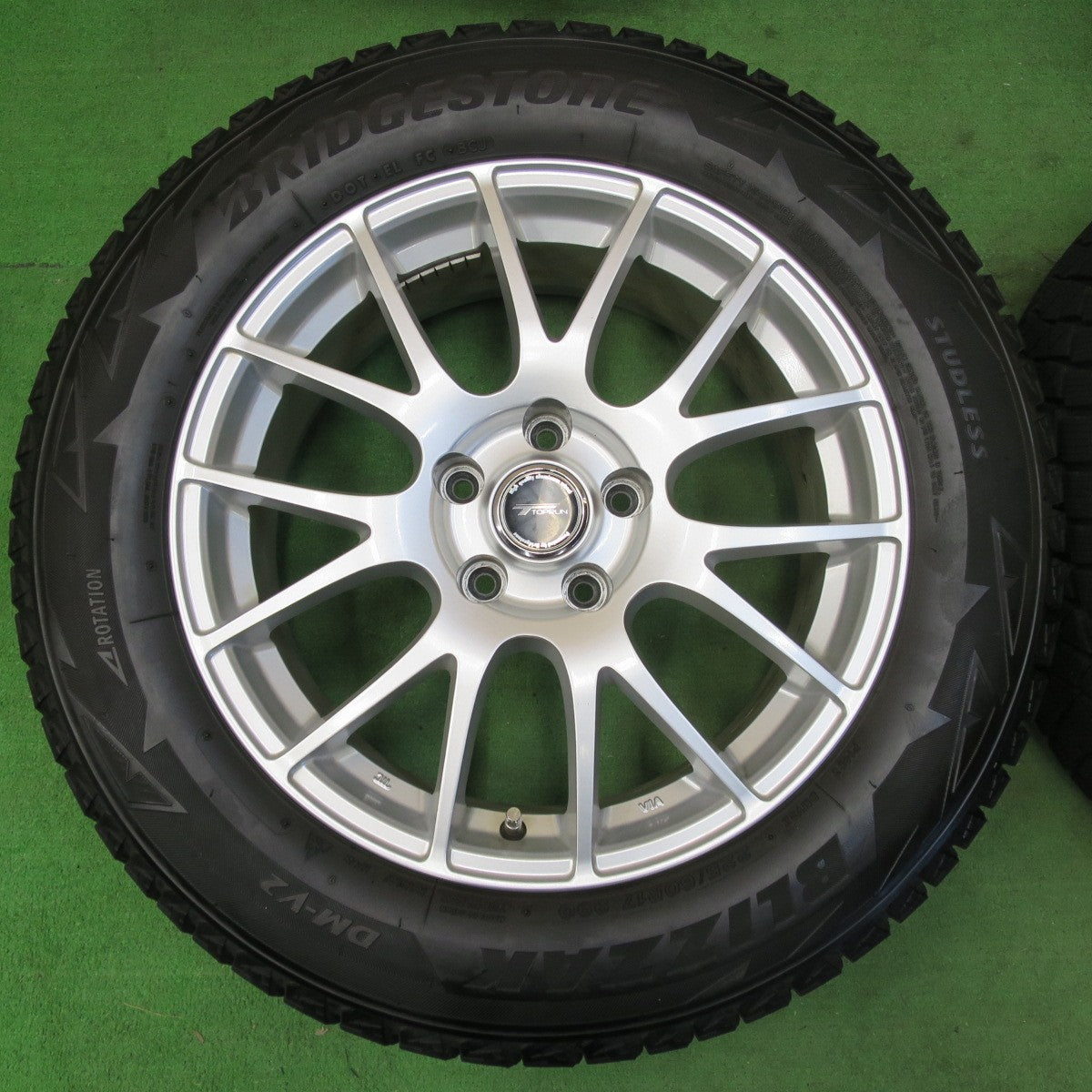 [送料無料] バリ溝！キレイ！8.5分★スタッドレス 225/60R17 ブリヂストン ブリザック DM-V2 TOPRUN トップラン 17インチ PCD114.3/5H★4103010イス