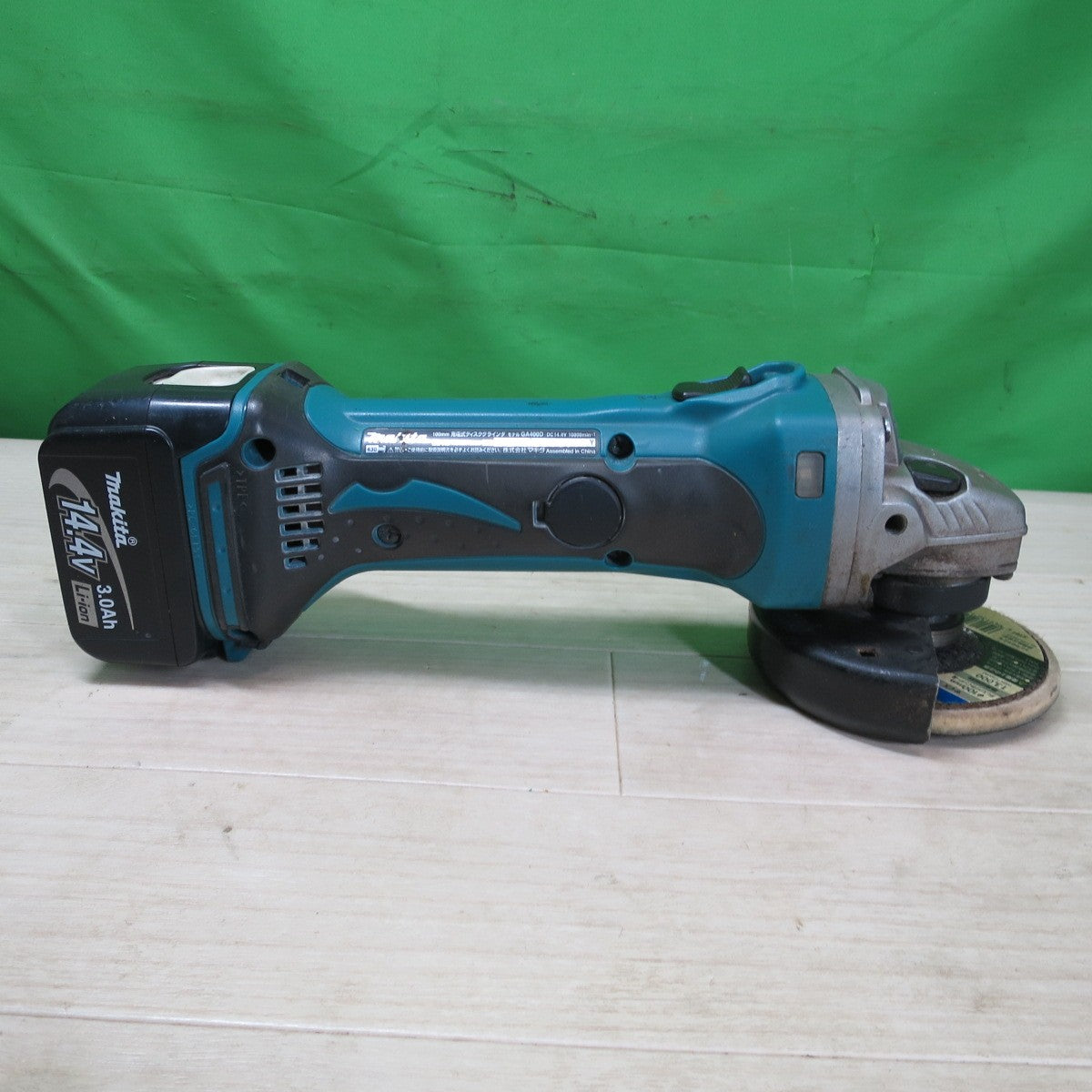 [送料無料] ☆マキタ 100mm 充電式 ディスクグラインダ GA400D 電動 工具 研摩 研磨 機 makita バッテリー 充電器 DC18RA ジャンク品☆