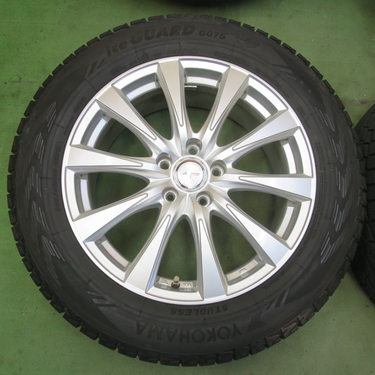 バリ溝！キレイ！9.5分★スタッドレス 235/60R18 ヨコハマ アイスガード G075 JOKER ジョーカー 18インチ PCD114.3/5H★6061012イス