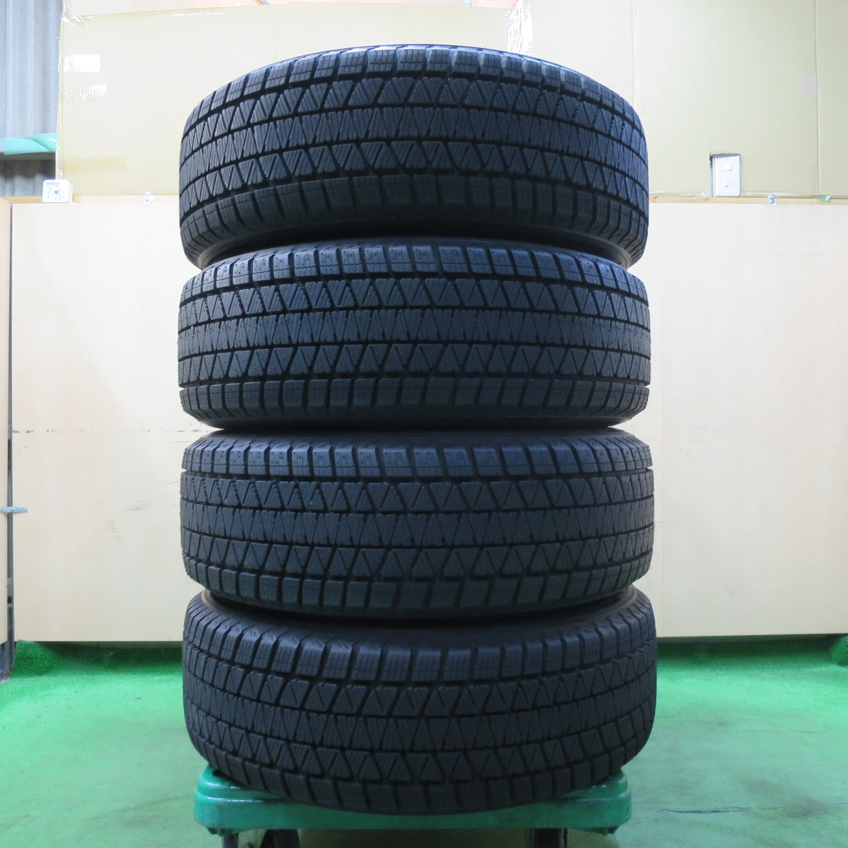 [送料無料] バリ溝！22年！キレイ！ほぼ10分★スタッドレス 225/60R18 ブリヂストン ブリザック DM-V3 TOPRUN トップラン 18インチ PCD114.3/5H★4112908イス