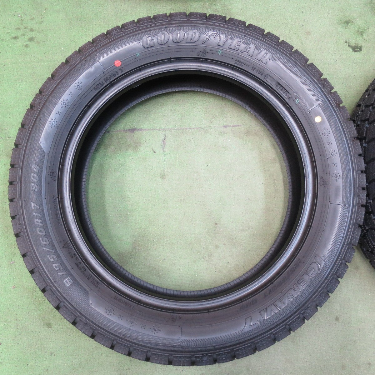 未使用！25年★スタッドレス 195/60R17 グッドイヤー アイスナビ7 タイヤ 17インチ ライズ ロッキー 60系 プリウス 等★6030412イスタ