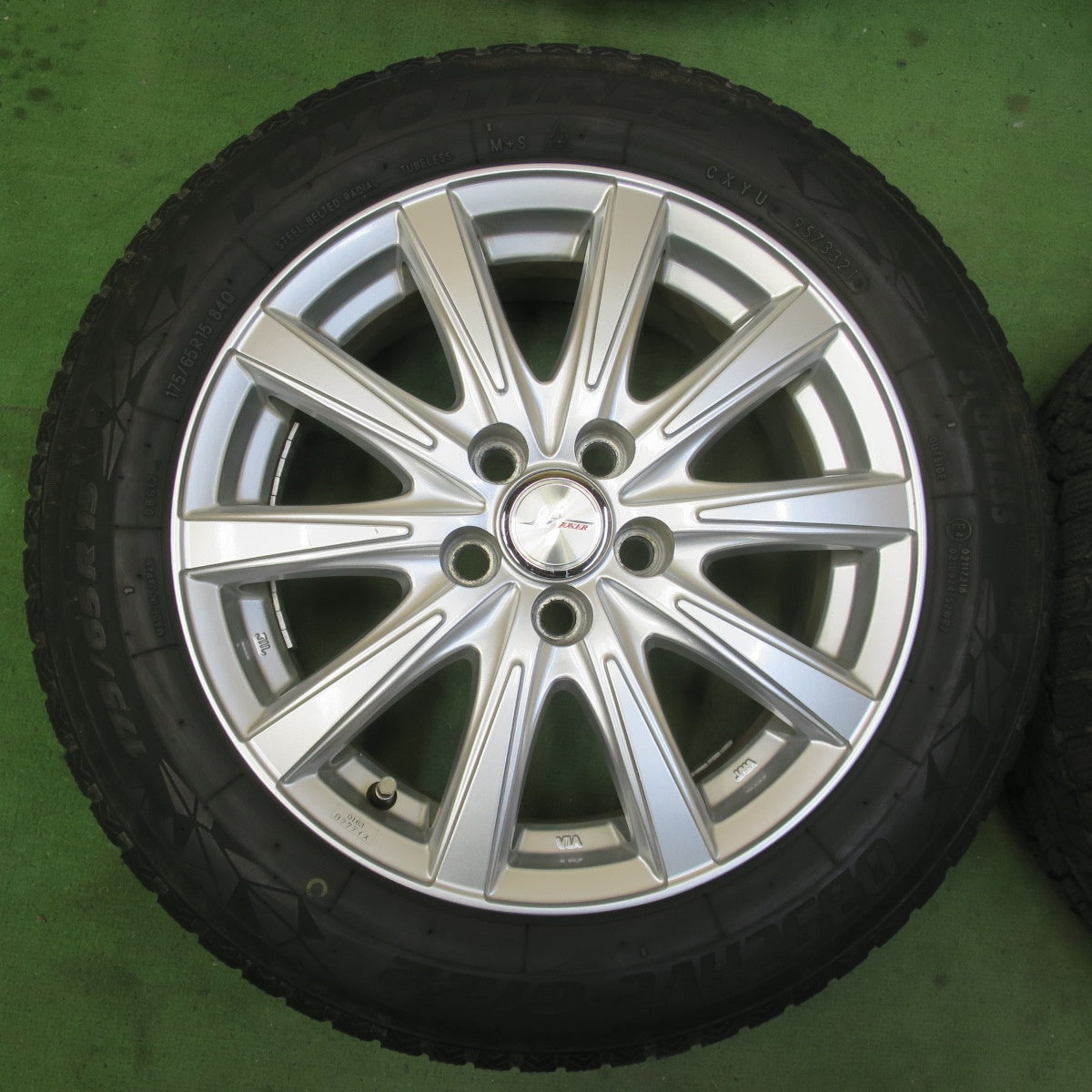 キレイ★シエンタ 等 175/65R15 スタッドレス トーヨー オブザーブ GIZ2 JOKER ジョーカー 15インチ PCD100/5H★6022602イス