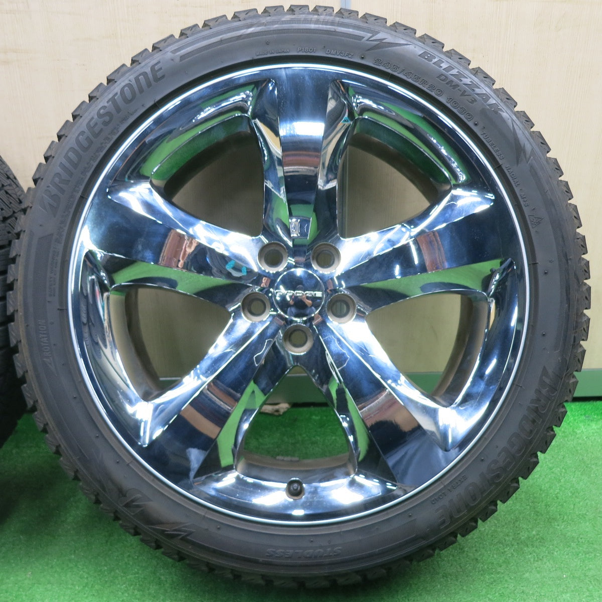 [送料無料] バリ溝！8.5分★ダッジ チャレンジャー 純正 245/45R20 スタッドレス ブリヂストン ブリザック DM-V3 20インチ PCD115/5H★4110908NJス