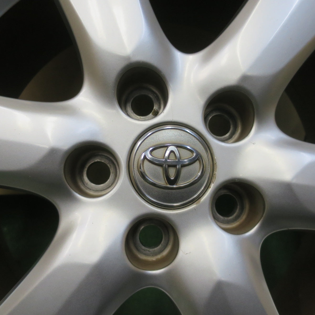 バリ溝！24年！9.5分以上★トヨタ ヴァンガード 純正 225/65R17 メダリオン CST SUV 17インチ PCD114.3/5H★6041102イノ