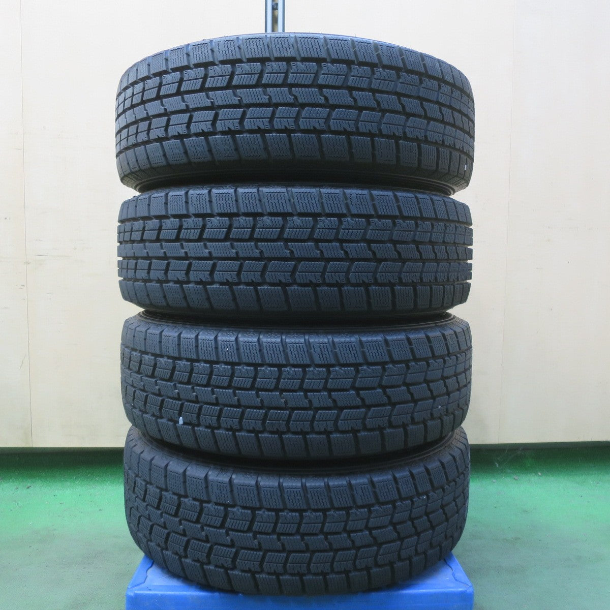 バリ溝！24年！キレイ！9.5分◎スタッドレス 175/65R14 グッドイヤー アイスナビ7 JOKER ジョーカー 14インチ PCD100/4H◎6072206イス