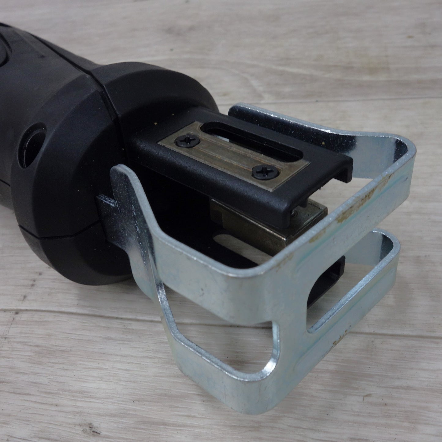 [送料無料] 美品!付属品付き◆新興製作所 Li-ion 充電式 電気 ノコギリ 14.4V 1.5Ah DCES-1415 充電器 バッテリー 箱 付き 切断機 SHINKO 電動 工具◆