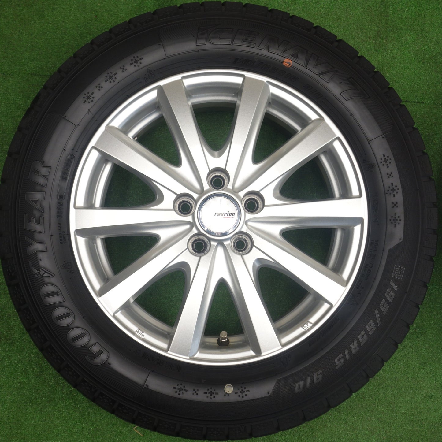 バリ溝！22年！キレイ！9分★プリウス 等 195/65R15 スタッドレス グッドイヤー アイスナビ7 ravrion RS01 ラブリオン 15インチ PCD100/5H★6022002KTス