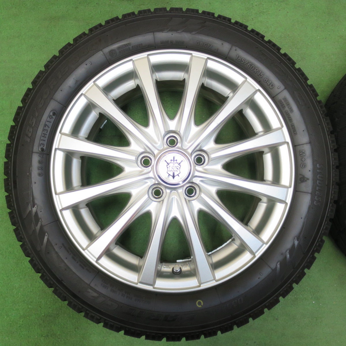 [送料無料] バリ溝！キレイ！9.5分以上★シエンタ 等 185/60R15 スタッドレス トーヨー オブザーブ ガリット GIZ LSIS 社外 アルミ 15インチ PCD100/5H★5010413イス