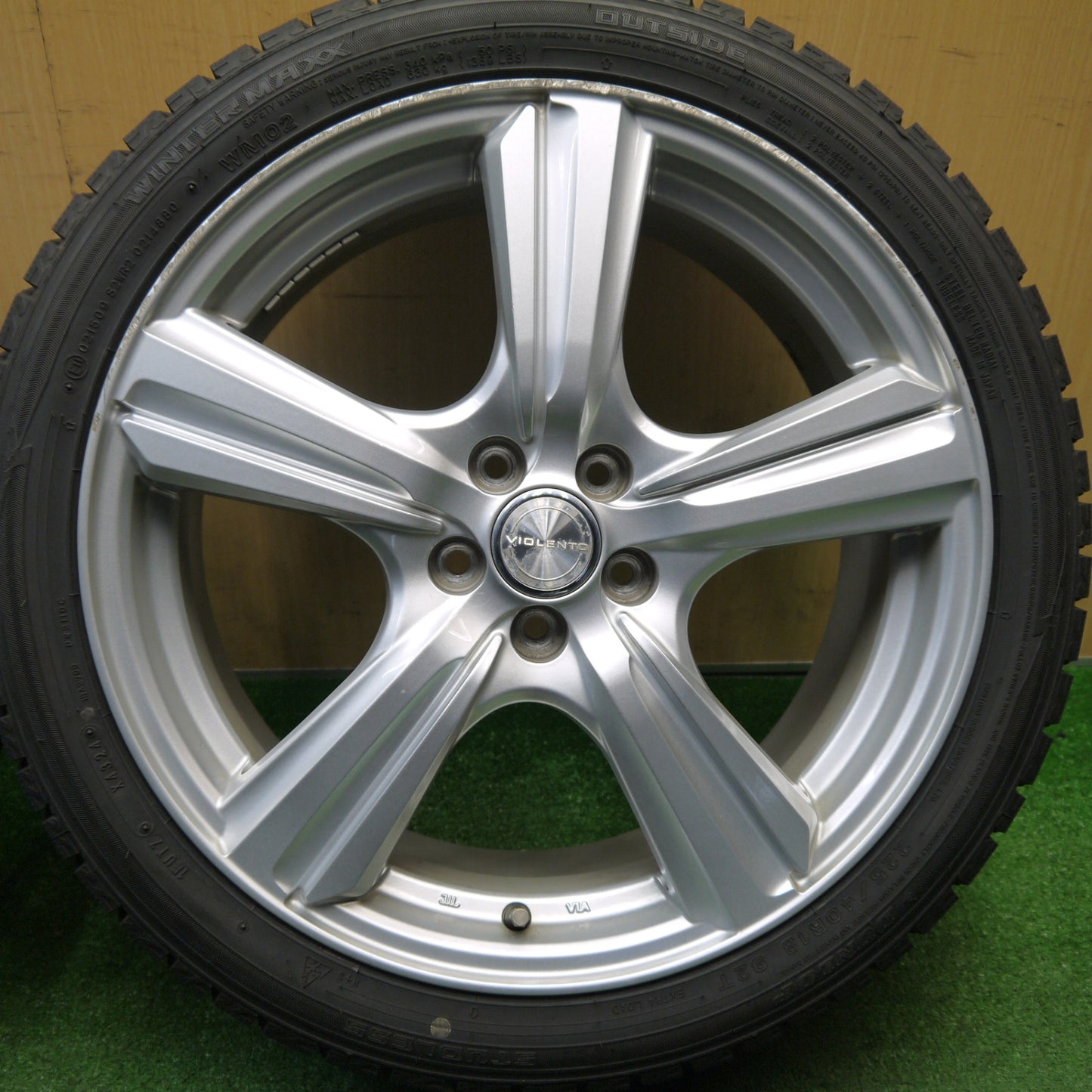 バリ溝！24年！9.5分★レガシィ 等 225/40R18 スタッドレス ダンロップ ウインターマックス WM02 VIOLENTO ヴィオレント 18インチ PCD100/5H★5121001Hス