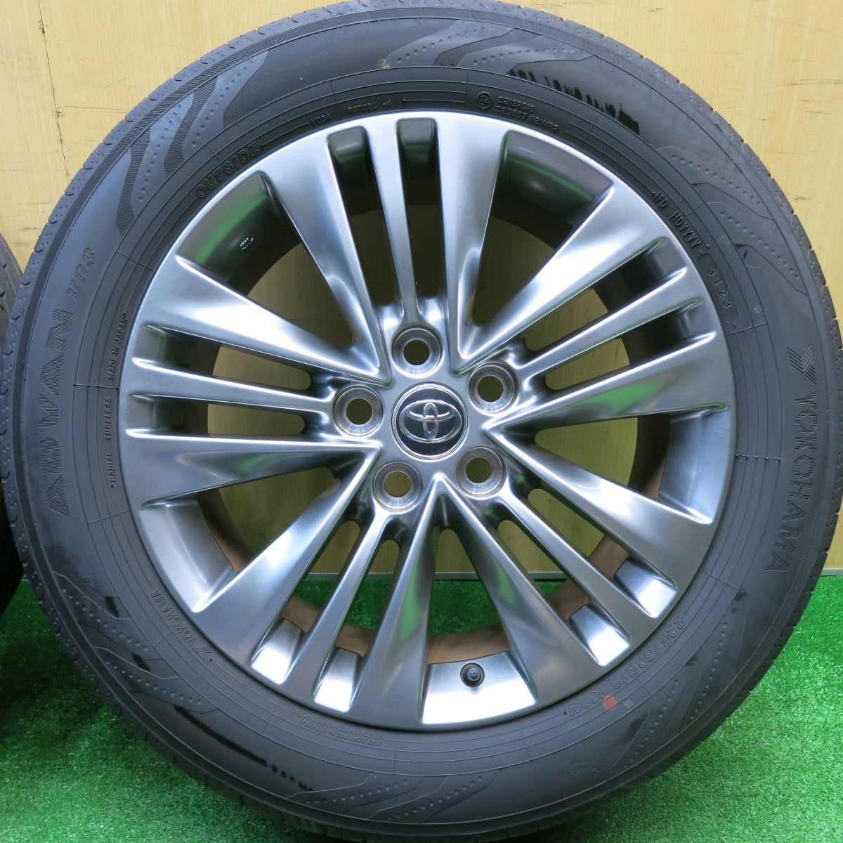 バリ溝！23年！キレイ！9分★トヨタ 40系 アルファード ヴェルファイア 純正 225/60R18 ヨコハマ アドバン V03 18インチ PCD120/5H★5110902HAノ