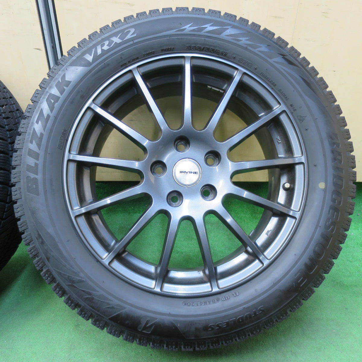 [送料無料] 4本価格！20年★BMW 等 IRVINE F01 225/55R17 スタッドレス ブリヂストン ブリザック VRX2 アーヴィン 17インチ PCD112/5H★4112204イス
